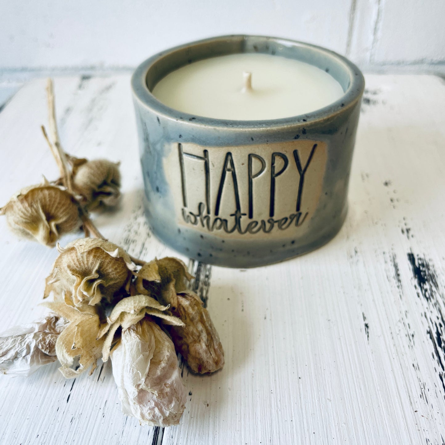 Keramik-Kerze mit Spruch – „happy whatever“