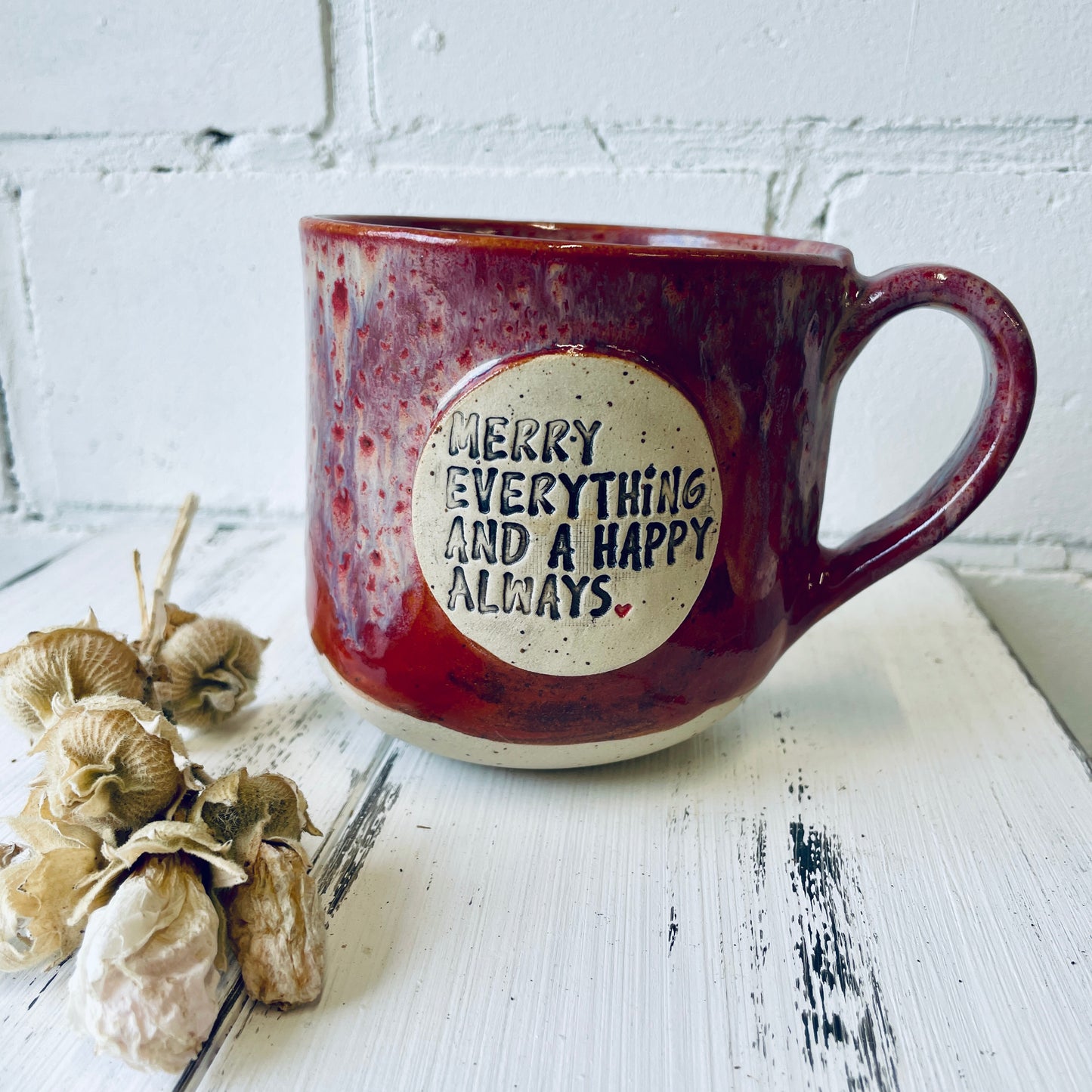 Sprücheklopfer-Tasse mit rundem Boden, Becher mit Spruch, Steinzeugtasse, Tasse mit Spruch „merry everything and a happy always“, rot, Weihnachtsedition