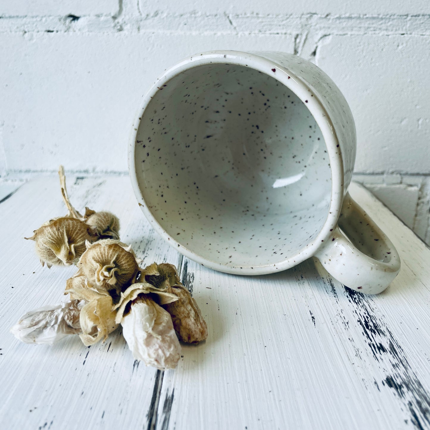Sprücheklopfer-Tasse mit rundem Boden, Becher mit Spruch, Steinzeugtasse, Tasse mit Spruch „merry everything and a happy always“, weiß, Weihnachtsedition