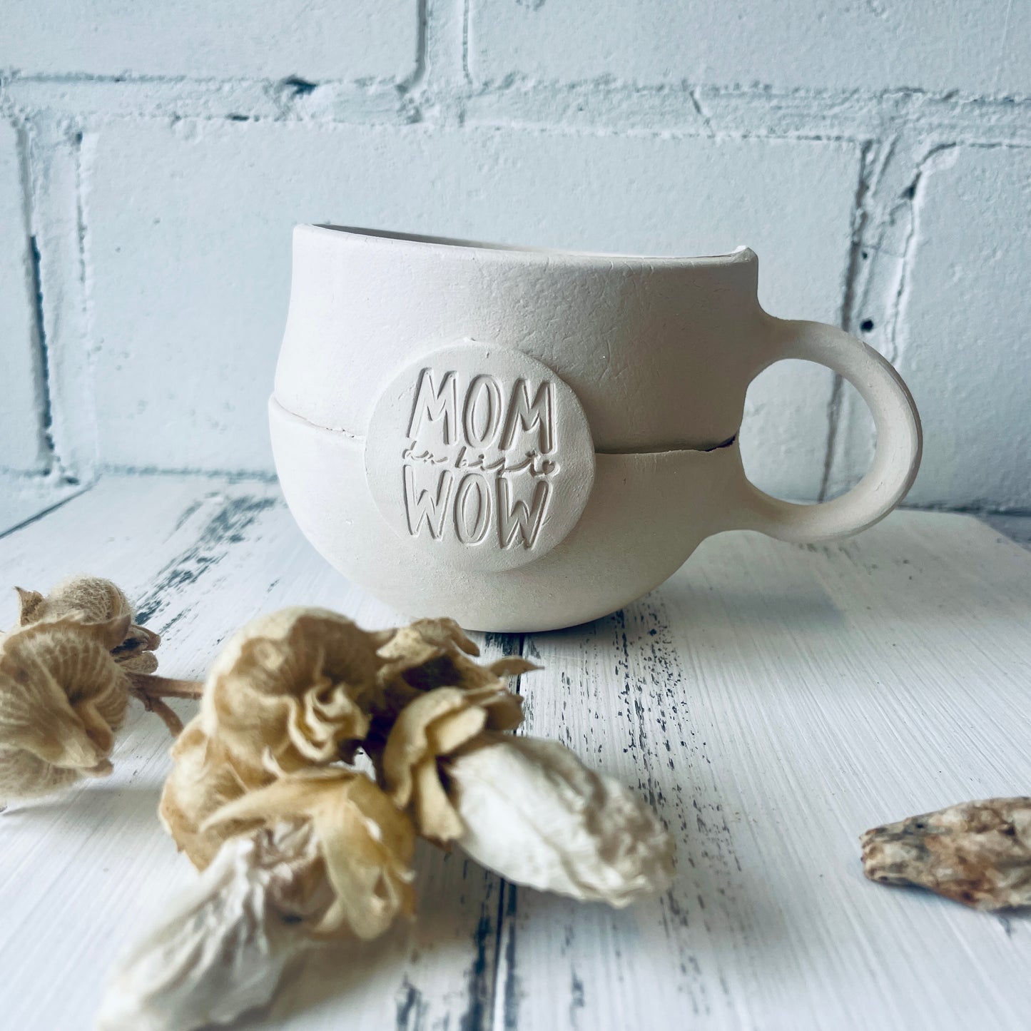 Becher mit Sprechblase "Mom du bist Wow" – Rohling zum Keramikmalen, Ton mit Spots