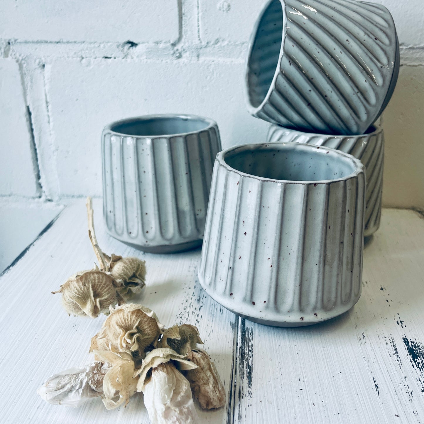 Becher gerillt – handgemacht aus Steinzeug (ca. 250 ml)
