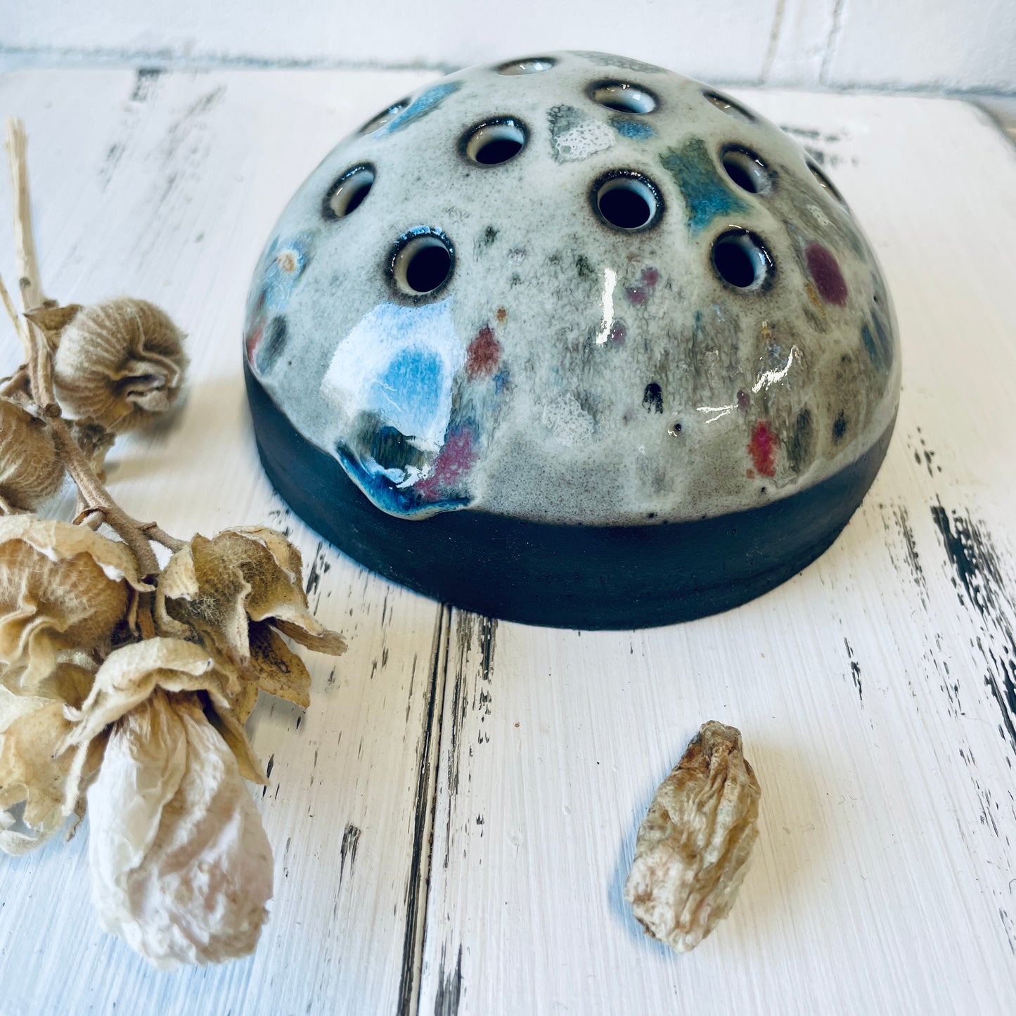 Handgemachte Kugelvase aus Keramik - kleine halbrunde Vase für Gartenblumen