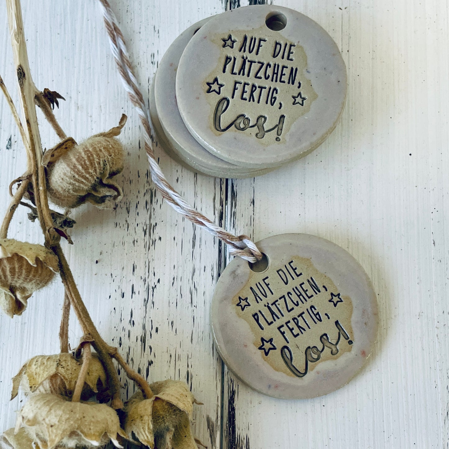Keramikanhänger „Auf die Plätzchen, fertig, los!“ – handgemacht