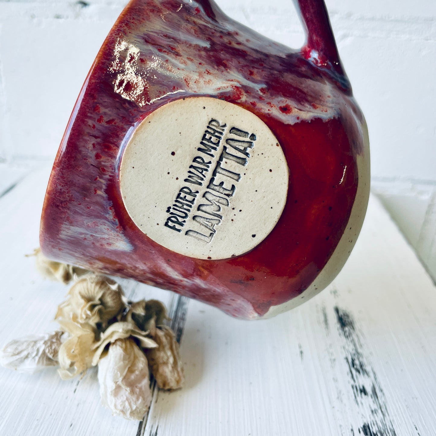 Sprücheklopfer-Tasse mit rundem Boden, Becher mit Spruch, Steinzeugtasse, Tasse mit Spruch „früher war mehr Lametta“, rot-weiß, Weihnachtsedition