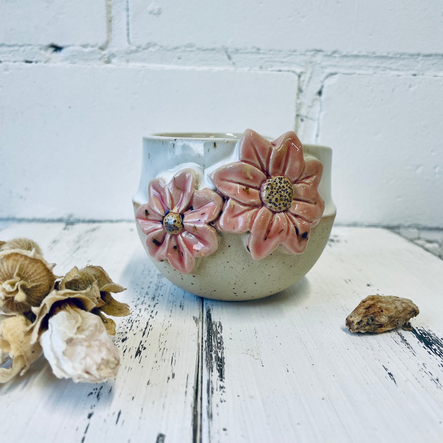Handgemachte Kerze in Keramiktasse mit Blüten-Relief, Steinzeugkeramik, Bienenwachskerze