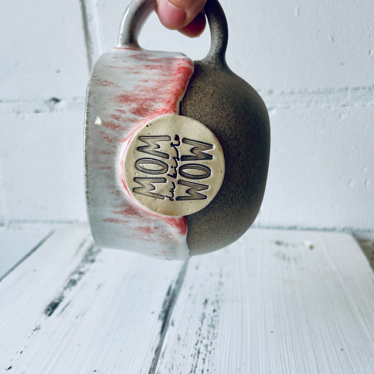 Handgemachte Keramiktasse „MOM du bist WOW“ – perfektes Geschenk für Mamas, handgetöpfert aus Steinzeug