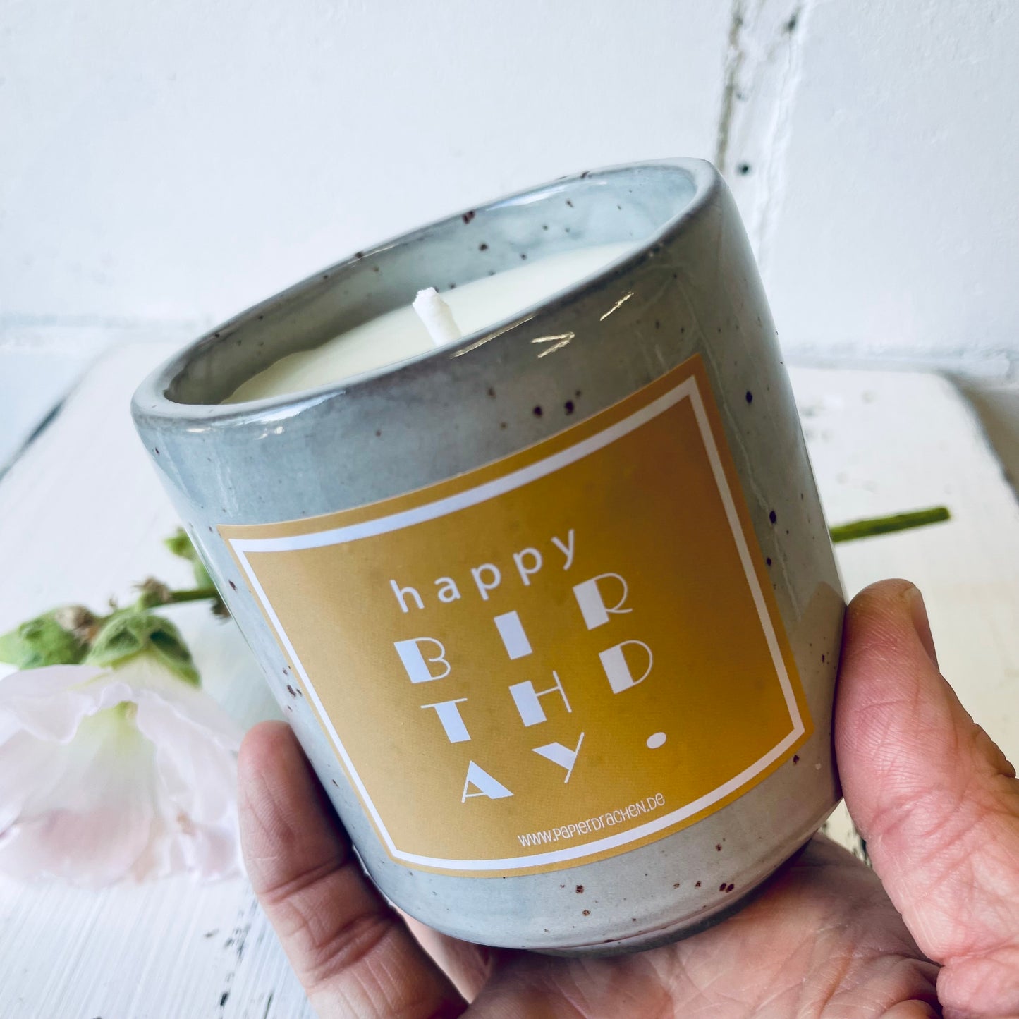 Geburtstagskerze – „Happy Birthday“, witzige Kerze, Bienenwachskerze, Steinzeugkeramik