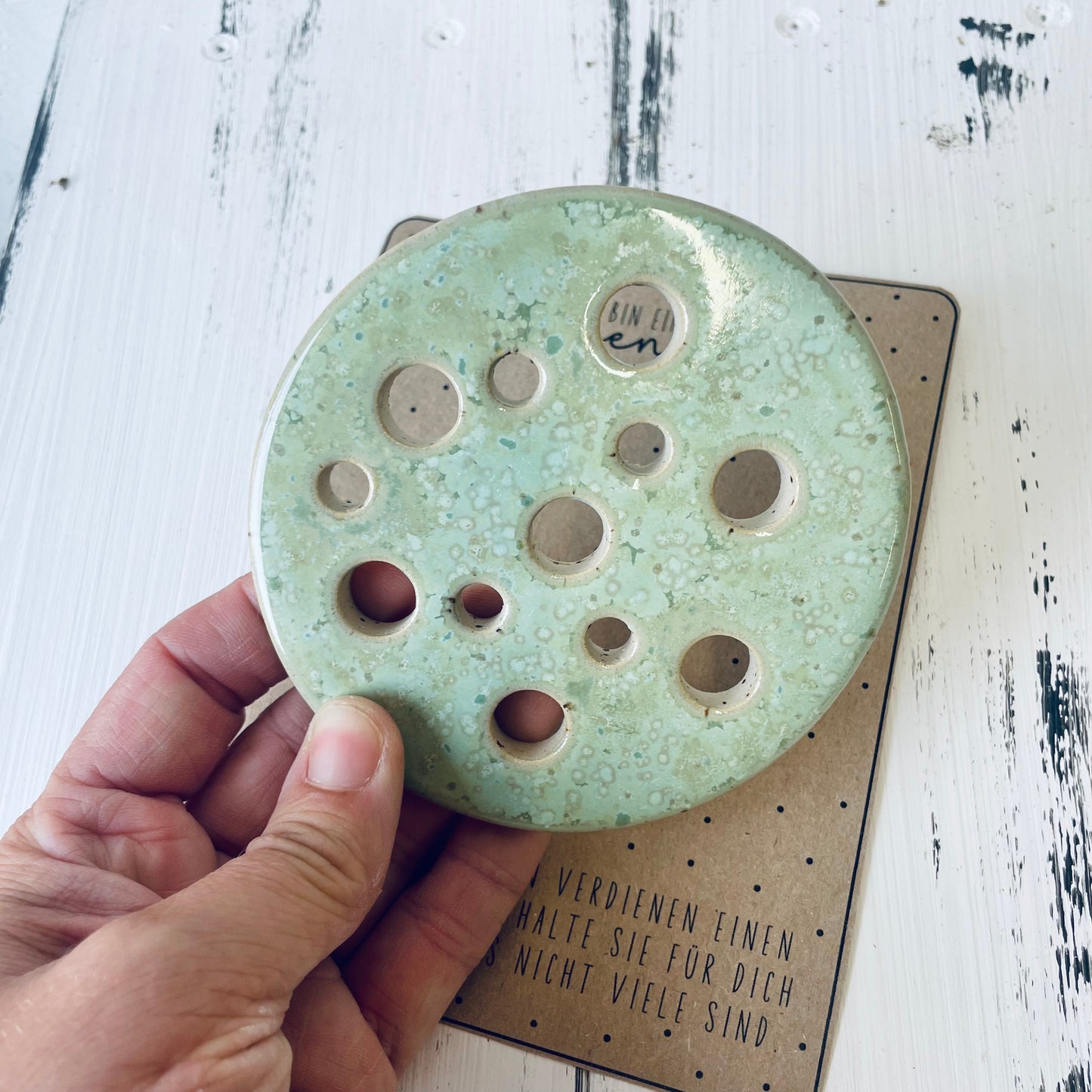 Grüner Blumenretter aus Keramik – handgemachte Blumensteckhilfe – Blumendeckel für Vasen & Gläser – nachhaltige Geschenkidee, Floristik-Tool