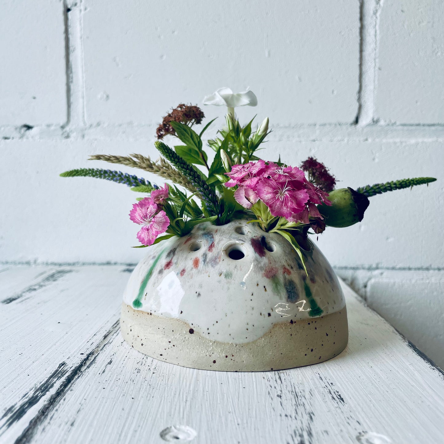 Handgemachte Kugelvase aus Keramik - kleine halbrunde Vase für Gartenblumen
