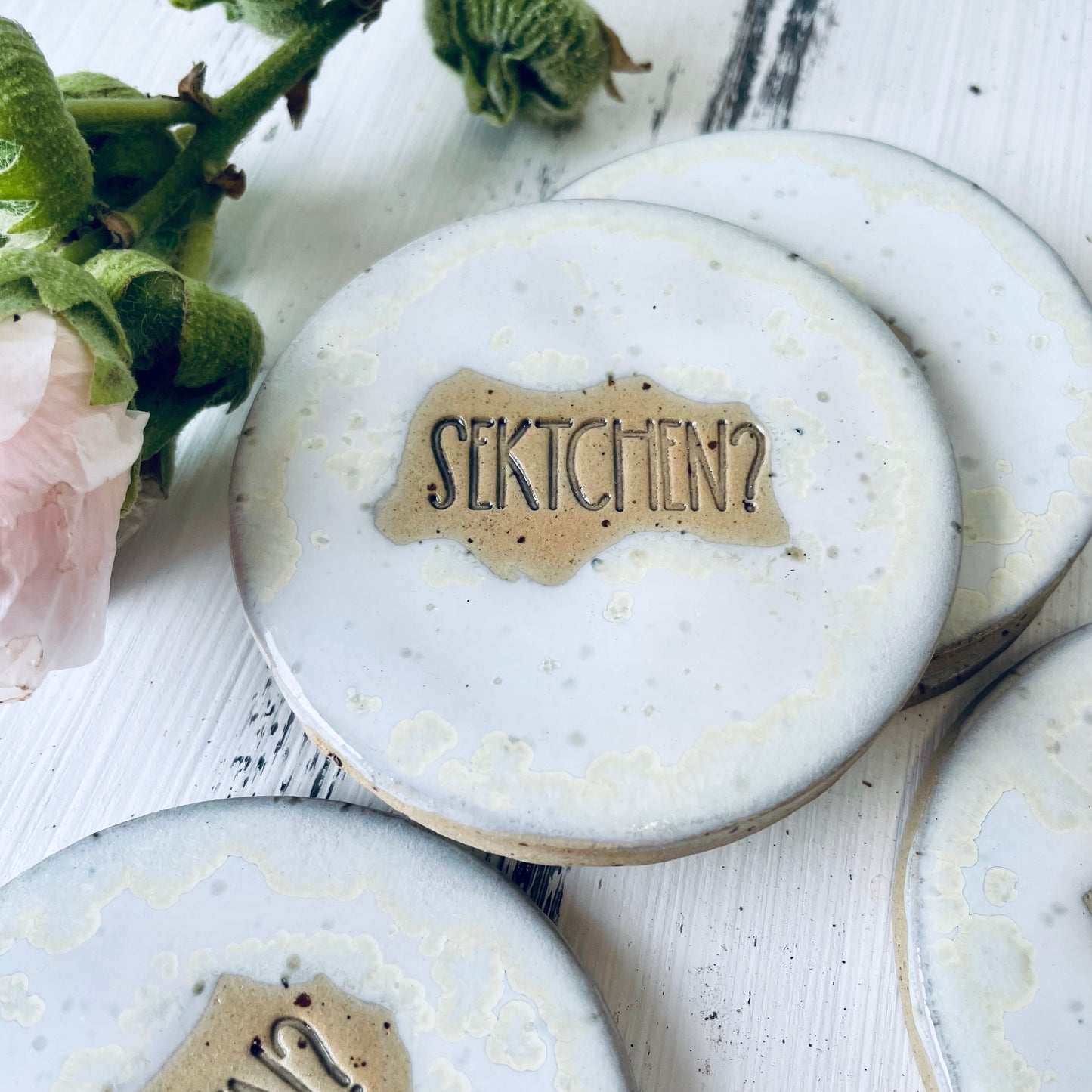 kleiner Handgemachter Keramik-Untersetzer – „Sektchen?“ – perfekt für Mädelsabend & Feierlichkeiten, 7,3 cm Durchmesser