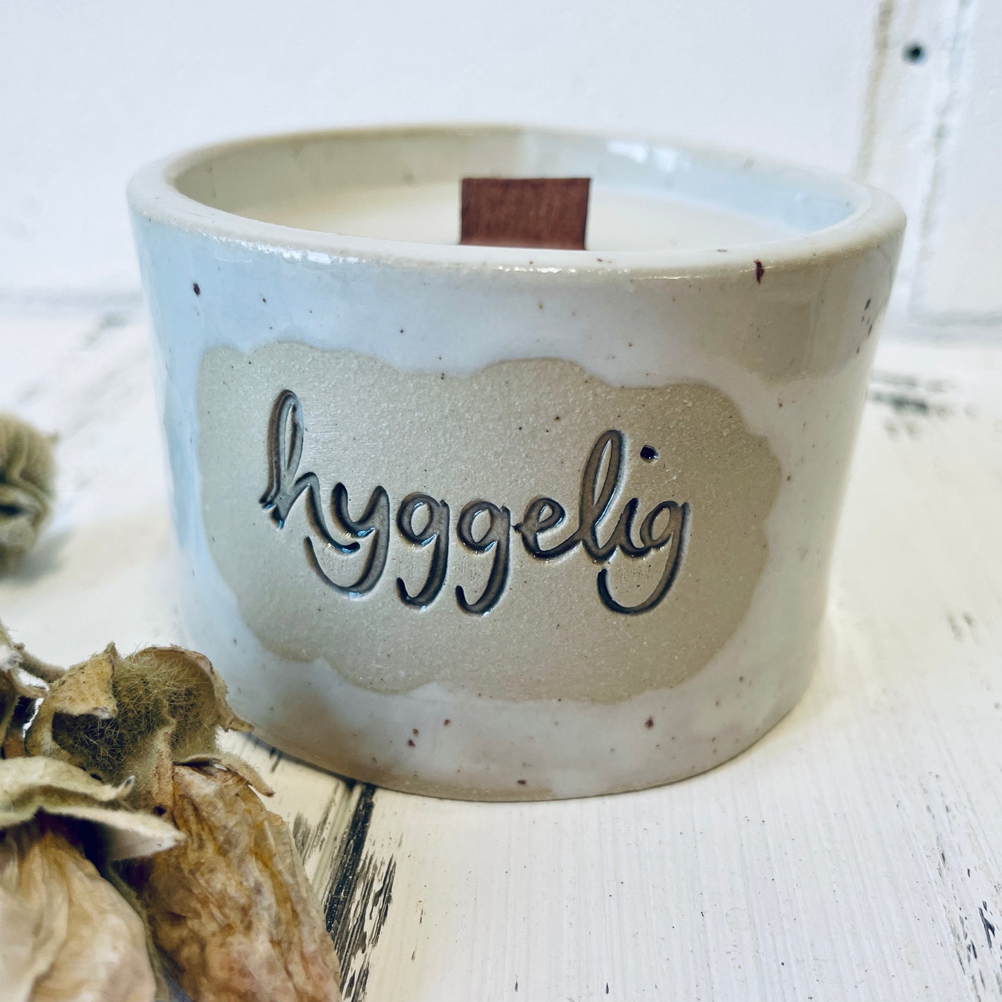 Keramik-Kerze mit Spruch – „hyggelig“