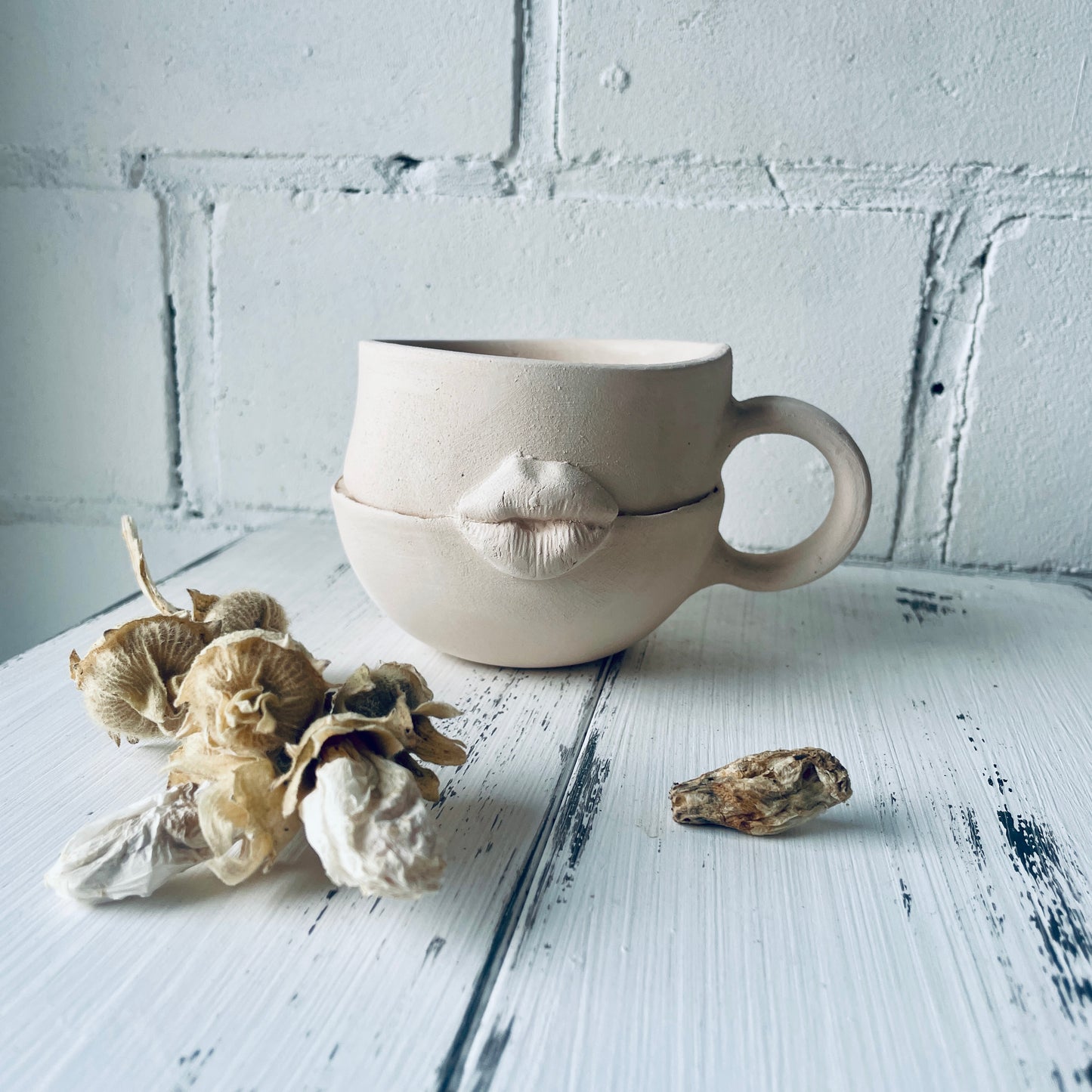 Becher mit Kussmund – Rohling zum Keramikmalen