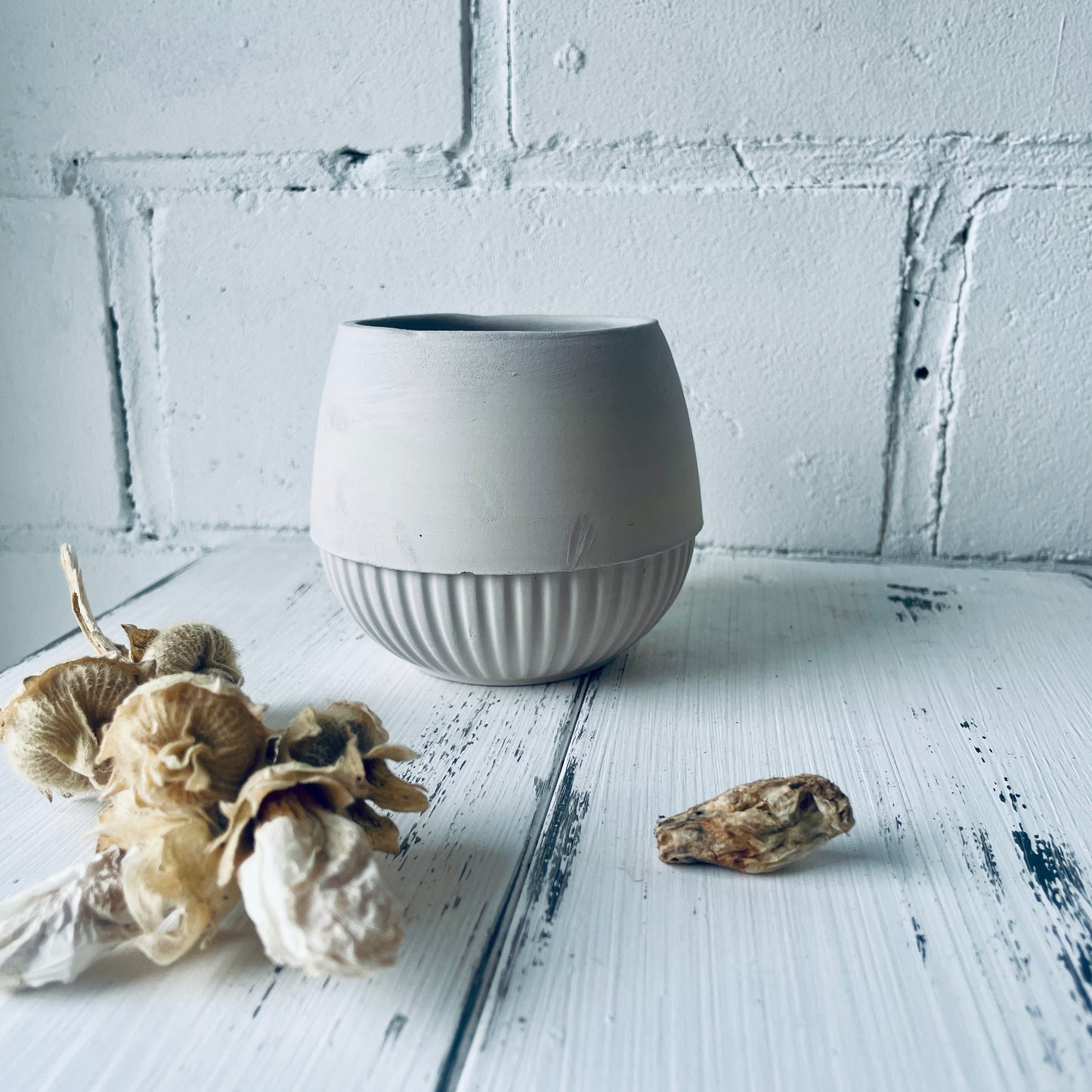 Kleiner grauer Becher mit Strukturmuster — ca. 250 ml