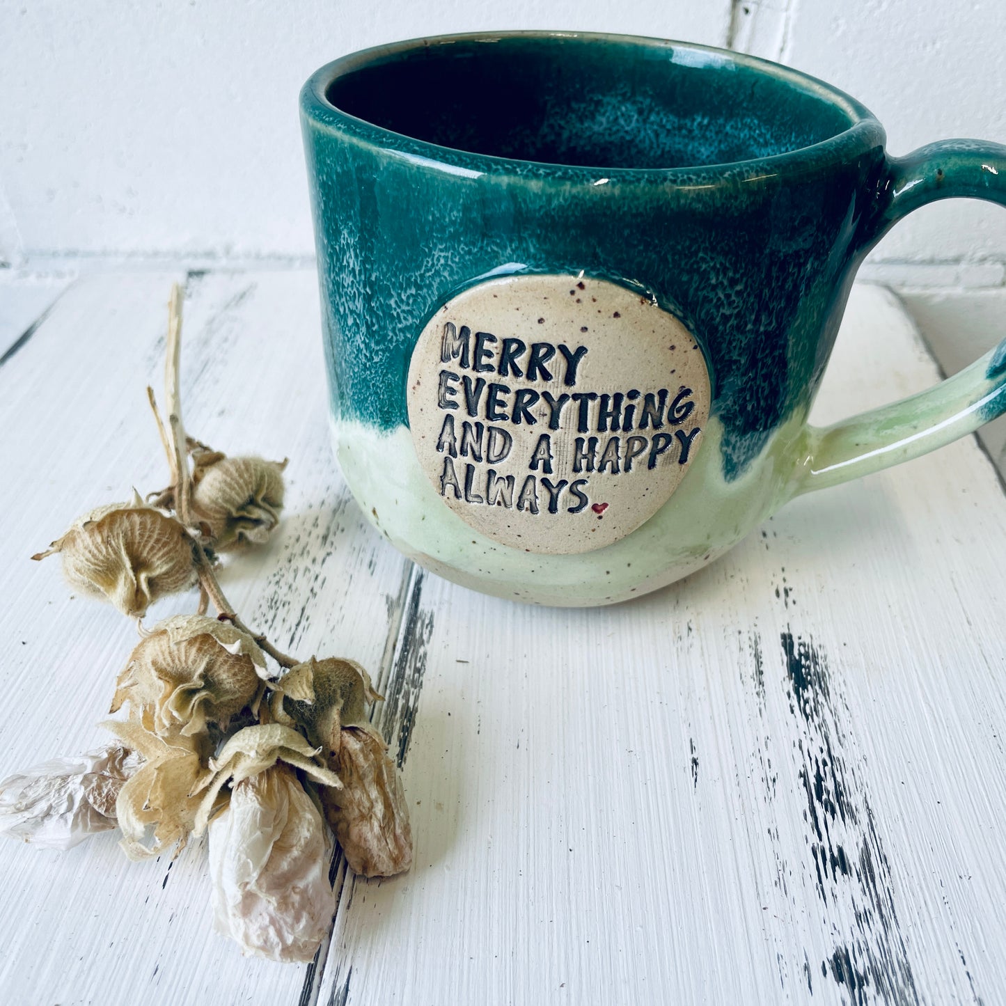 Sprücheklopfer-Tasse mit rundem Boden, Becher mit Spruch, Steinzeugtasse, Tasse mit Spruch „merry everything and a happy always“, grün , Weihnachtsedition