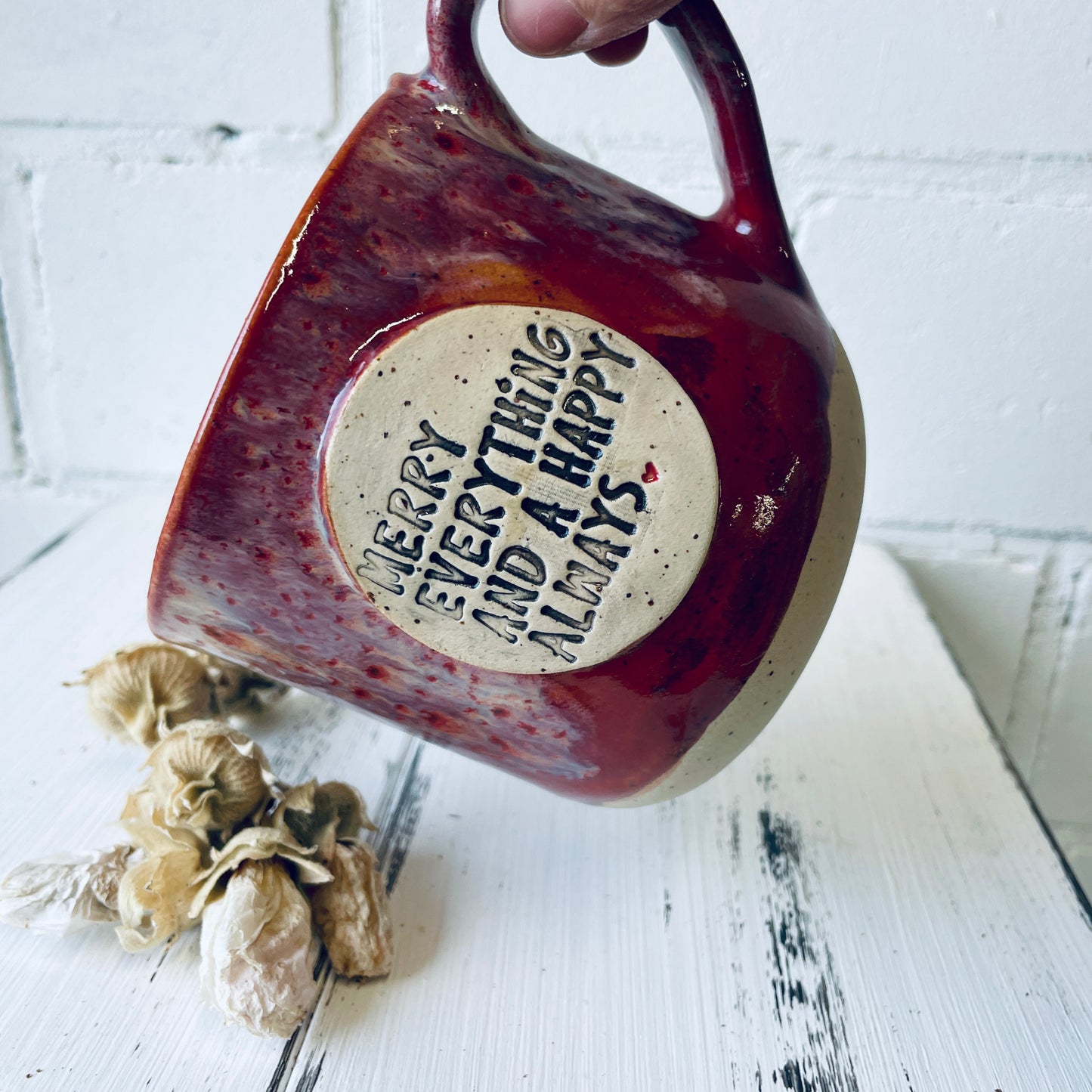 Sprücheklopfer-Tasse mit rundem Boden, Becher mit Spruch, Steinzeugtasse, Tasse mit Spruch „merry everything and a happy always“, rot, Weihnachtsedition