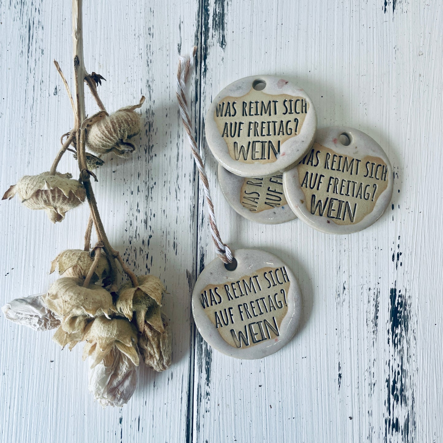 Keramikanhänger – „Was reimt sich auf Freitag? Wein“
