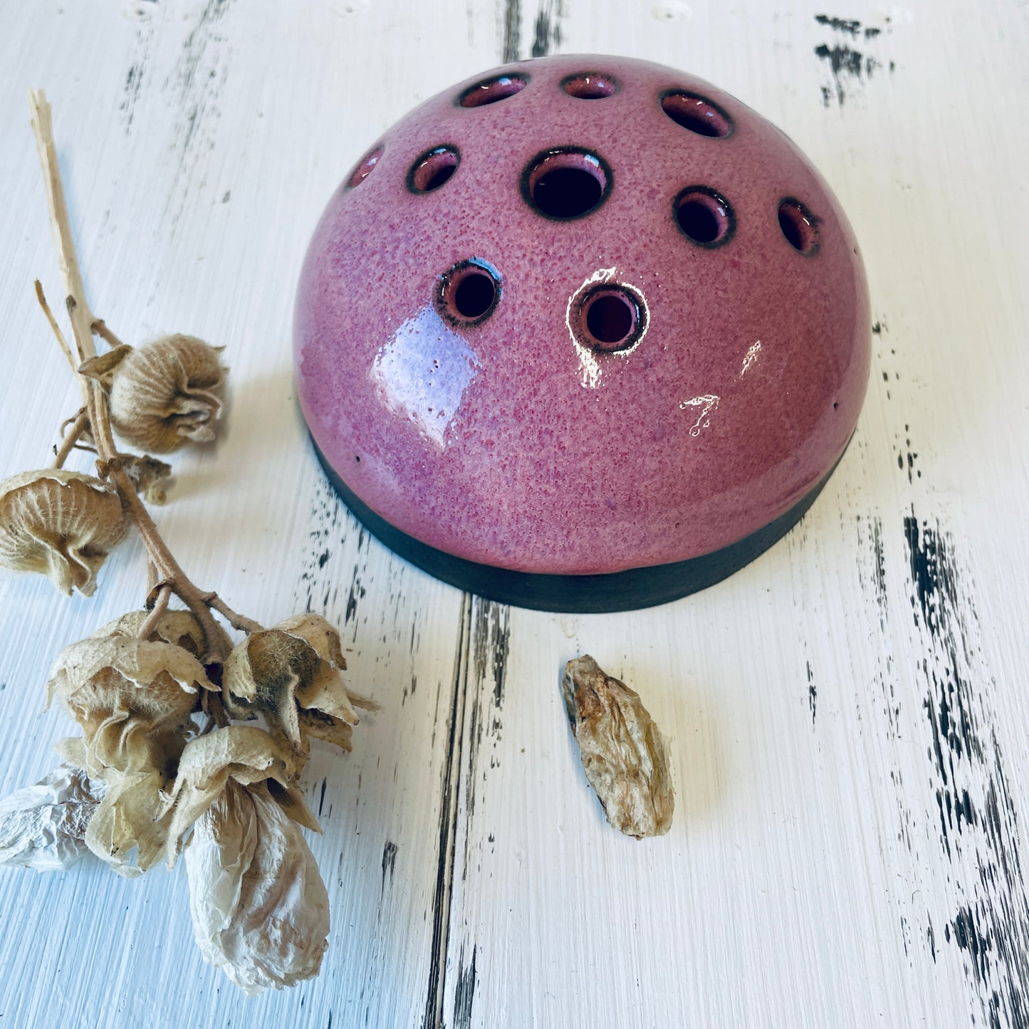 Handgemachte Kugelvase aus Keramik - kleine halbrunde Vase für Gartenblumen