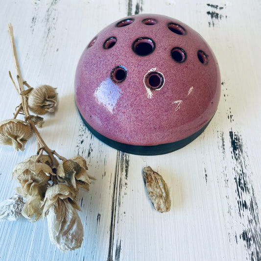 Handgemachte Kugelvase aus Keramik - kleine halbrunde Vase für Gartenblumen