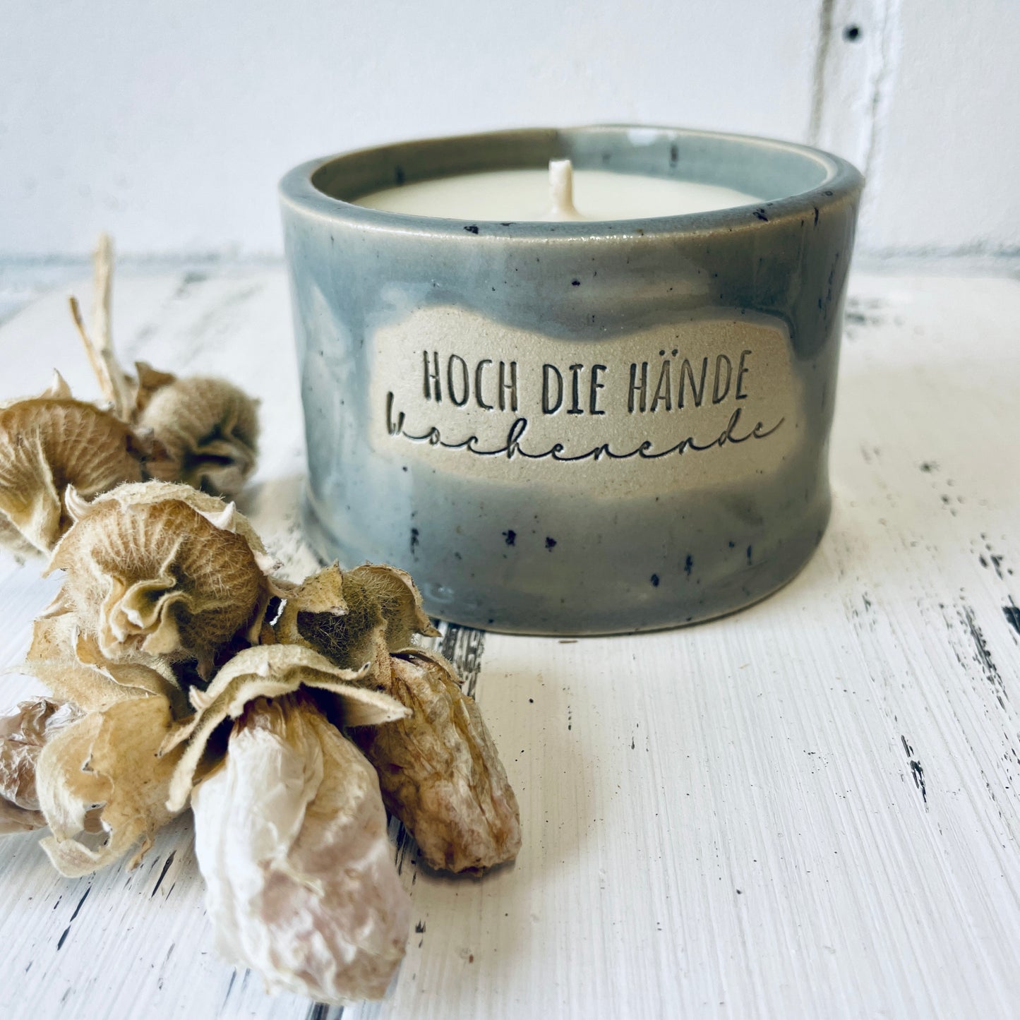 Keramik-Kerze mit Spruch – „happy whatever“