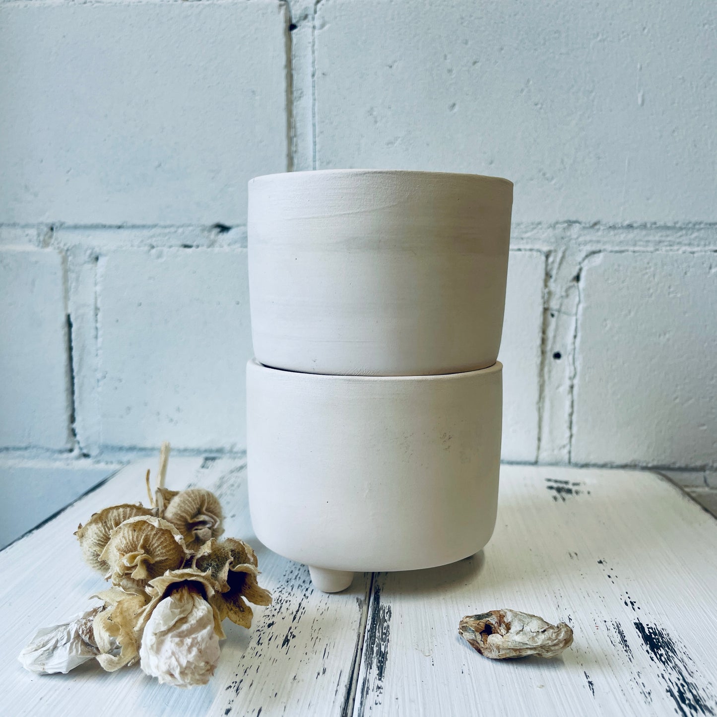 Blumentopf/Kleiner Becher mit Füßen aus weißem Ton – Rohling für Keramikmalkurse & Zuhause