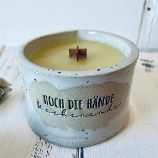 Keramik-Kerze mit Spruch – „hoch die Hände Wochenende “