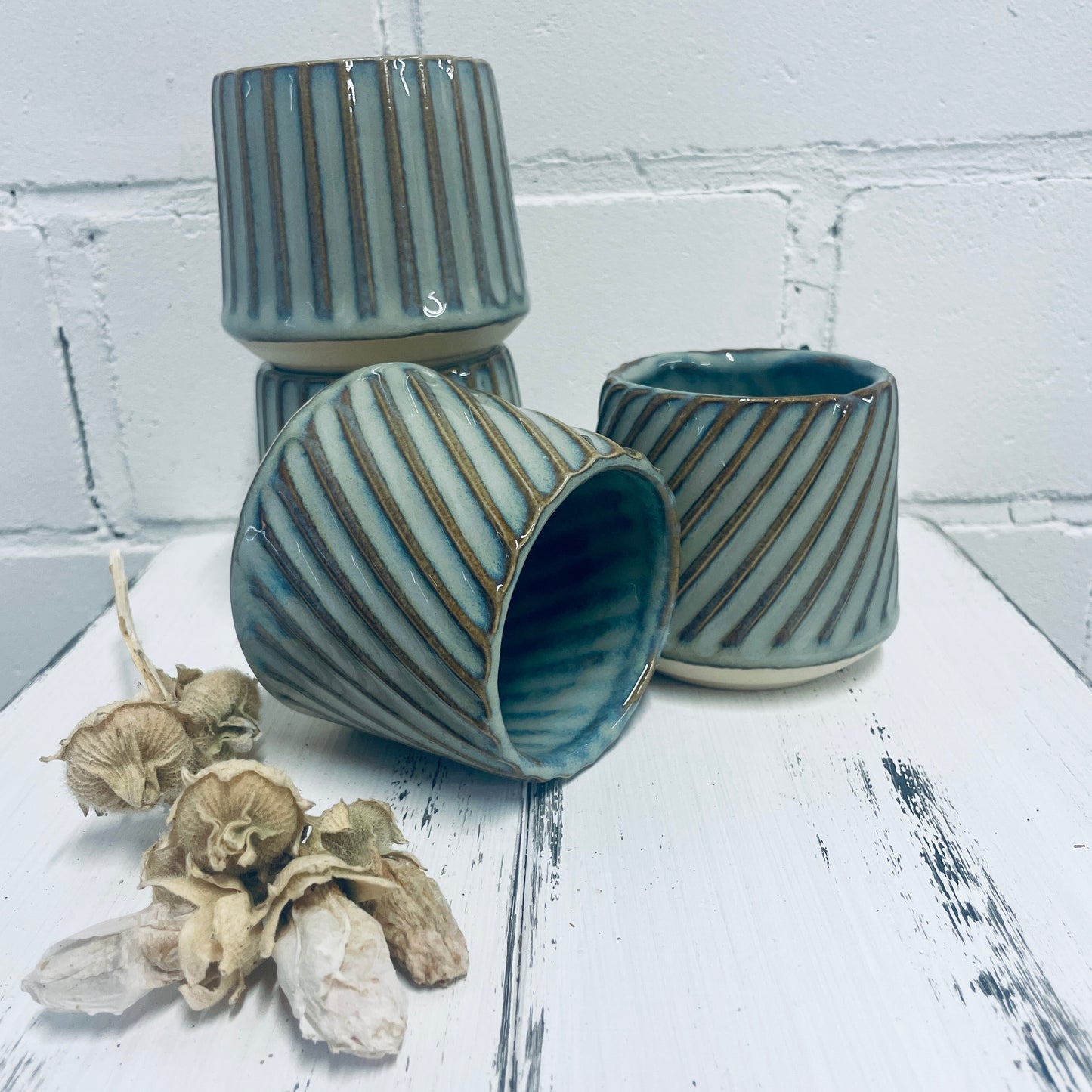 Becher gerillt – handgemacht aus Steinzeug (ca. 250 ml)