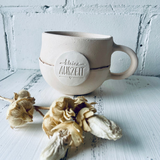Becher mit Sprechblase "kleine Auszeit" – Rohling zum Keramikmalen, Ton mit Spots