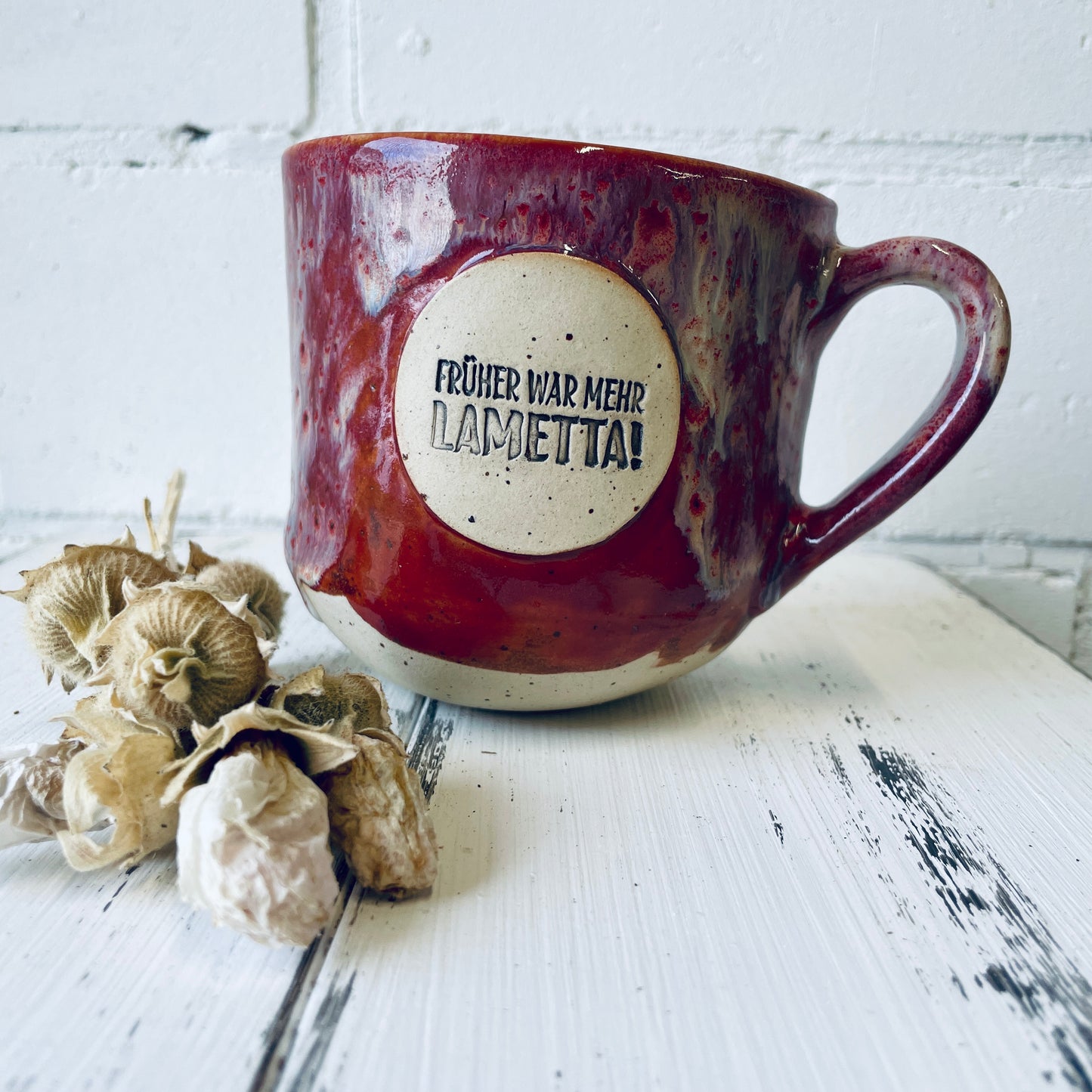 Sprücheklopfer-Tasse mit rundem Boden, Becher mit Spruch, Steinzeugtasse, Tasse mit Spruch „früher war mehr Lametta“, rot-weiß, Weihnachtsedition
