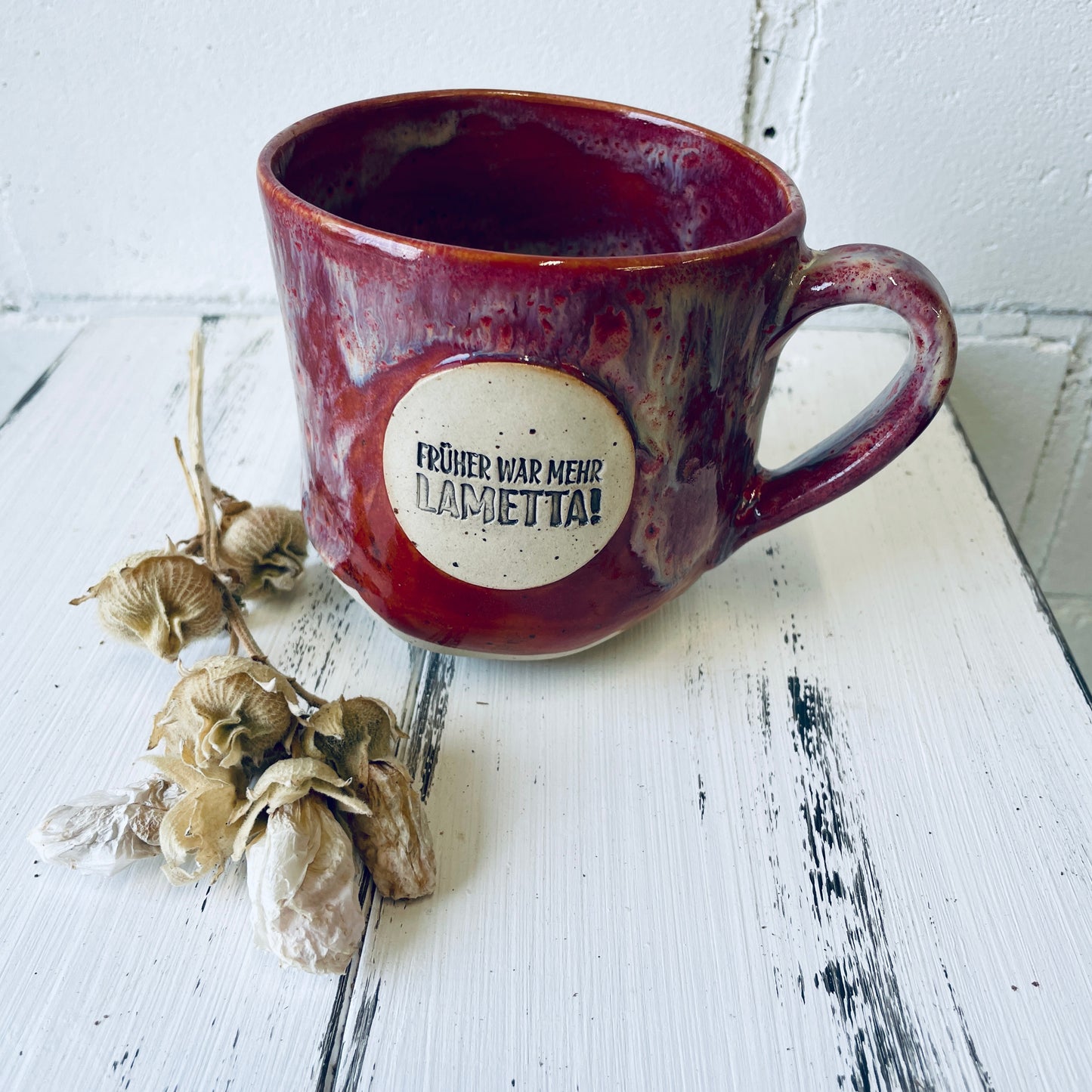 Sprücheklopfer-Tasse mit rundem Boden, Becher mit Spruch, Steinzeugtasse, Tasse mit Spruch „früher war mehr Lametta“, rot-weiß, Weihnachtsedition