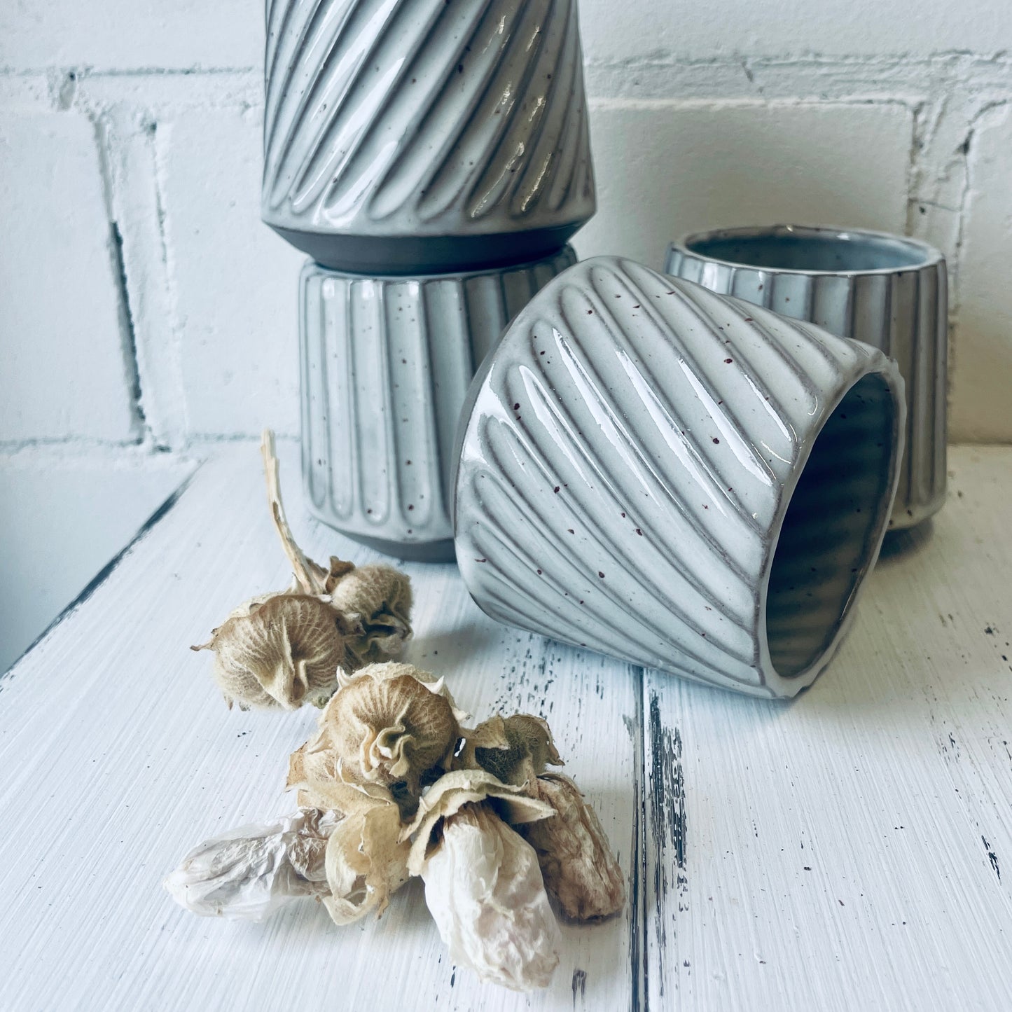 Becher gerillt – handgemacht aus Steinzeug (ca. 250 ml)