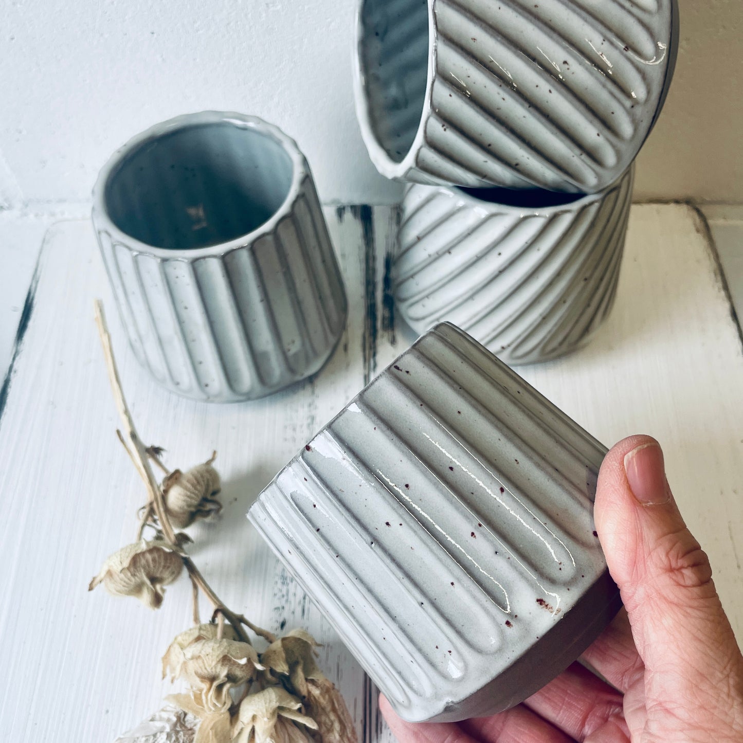 Becher gerillt – handgemacht aus Steinzeug (ca. 250 ml)