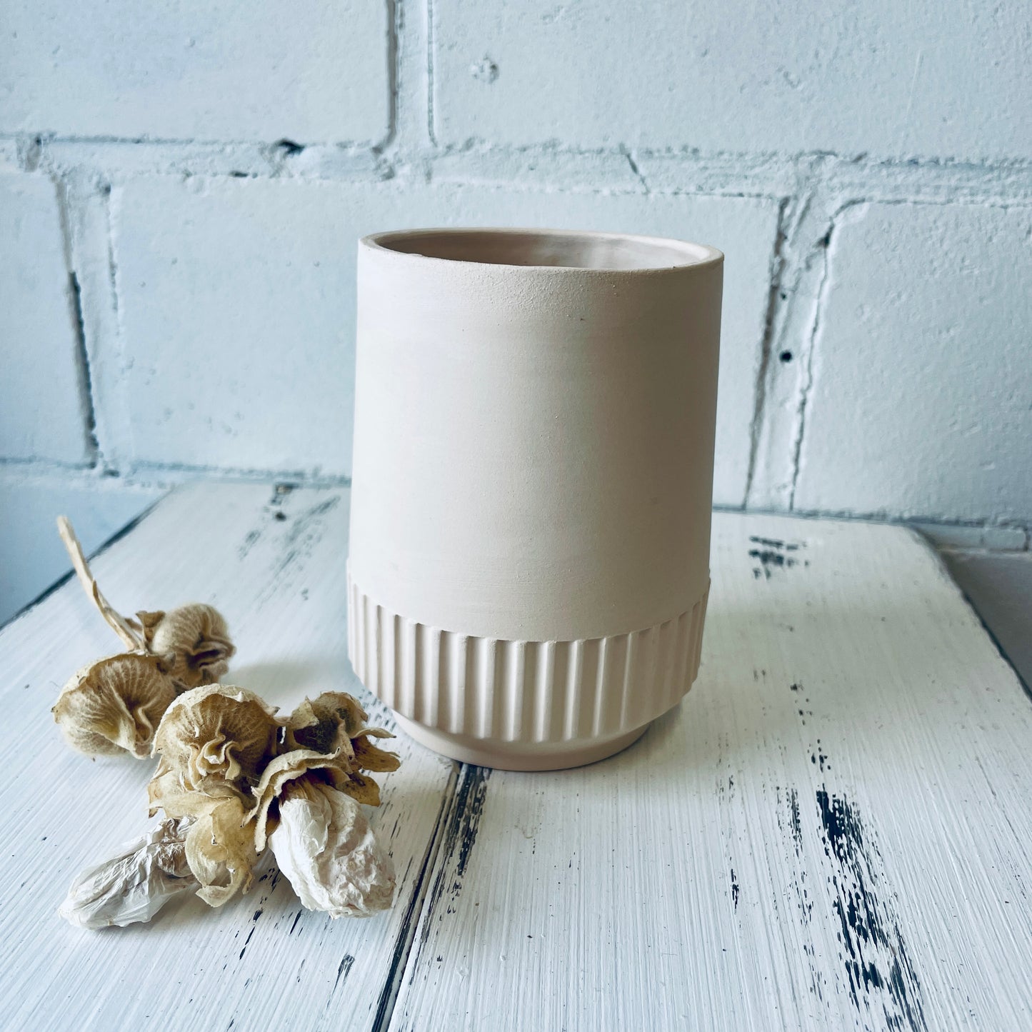 Becher / kleine Vase – Keramikrohling (weißer Ton mit Spots)