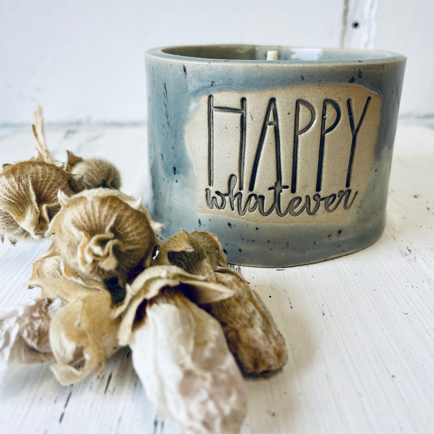 Keramik-Kerze mit Spruch – „happy whatever“