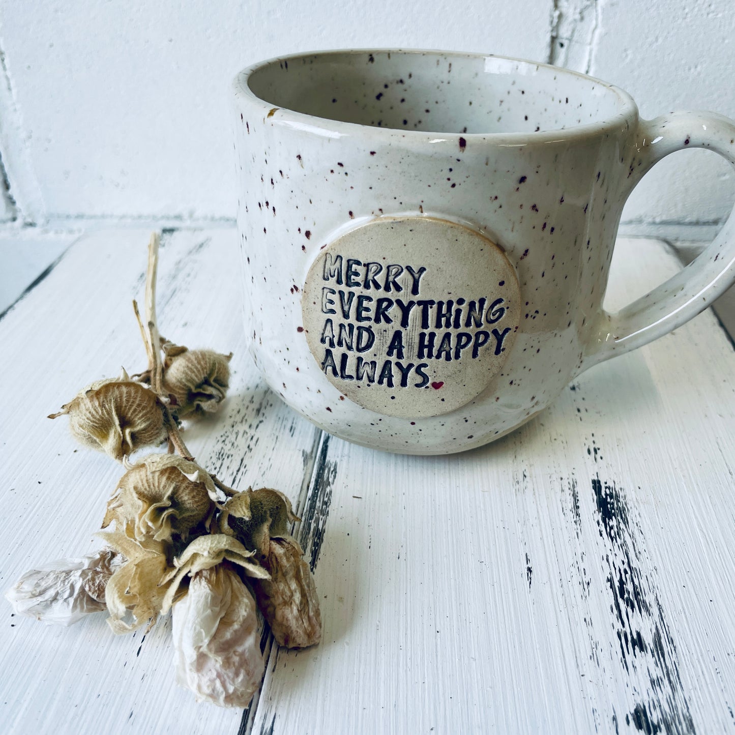 Sprücheklopfer-Tasse mit rundem Boden, Becher mit Spruch, Steinzeugtasse, Tasse mit Spruch „merry everything and a happy always“, weiß, Weihnachtsedition