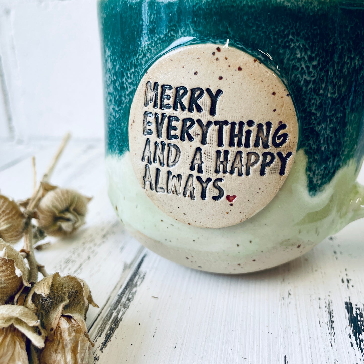 Sprücheklopfer-Tasse mit rundem Boden, Becher mit Spruch, Steinzeugtasse, Tasse mit Spruch „merry everything and a happy always“, grün , Weihnachtsedition