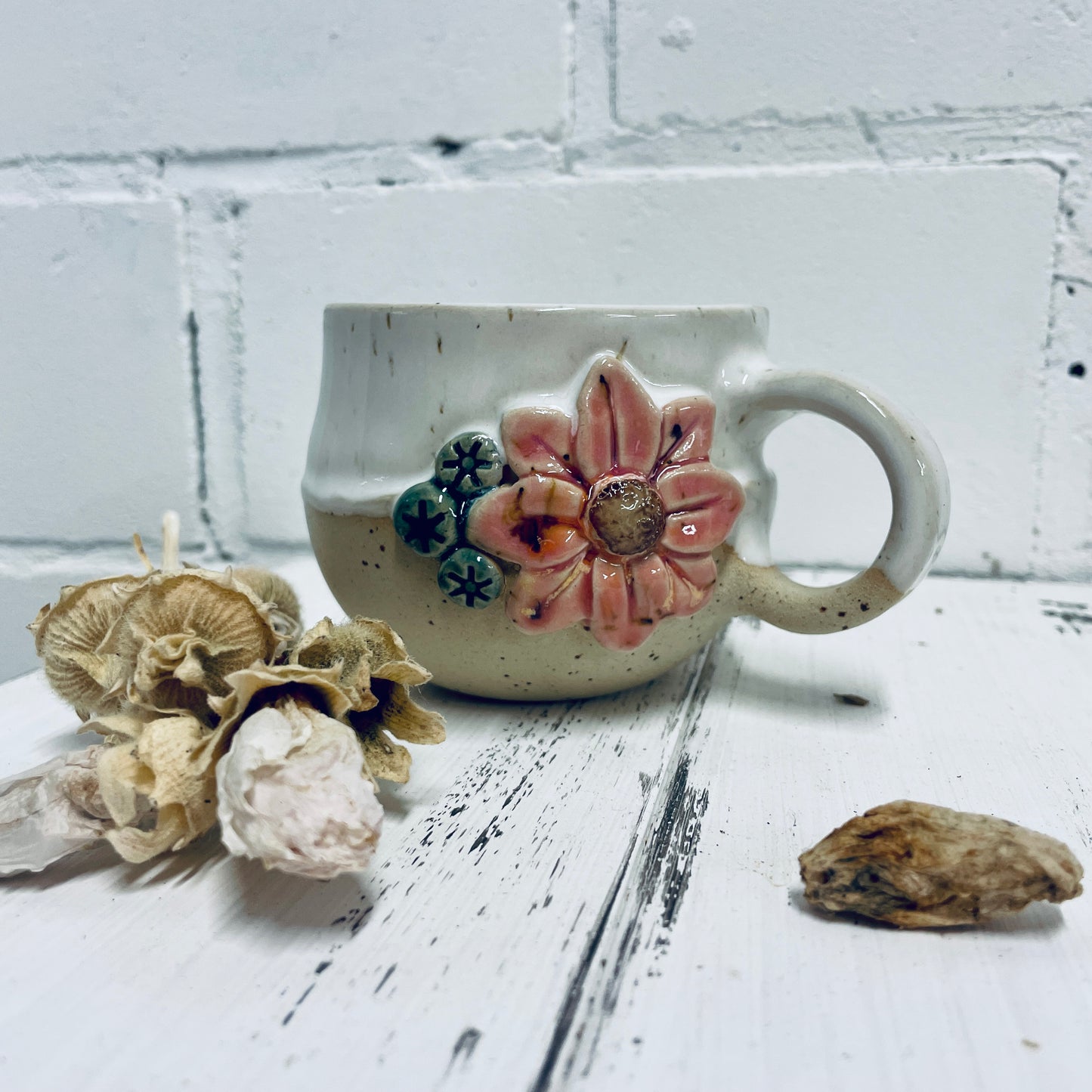 Handgemachte Keramiktasse mit Blüten | Unikat | KeramikSuse