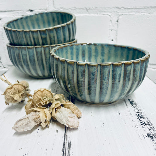 Handgetöpferte Müslischüssel – 300 ml | gerippte Steinzeugschale in Blau-Grün