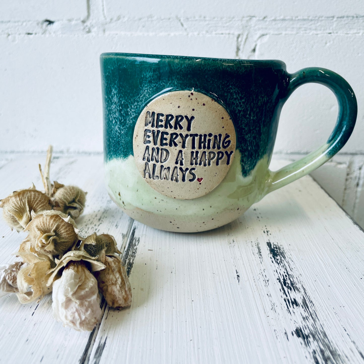 Sprücheklopfer-Tasse mit rundem Boden, Becher mit Spruch, Steinzeugtasse, Tasse mit Spruch „merry everything and a happy always“, grün , Weihnachtsedition