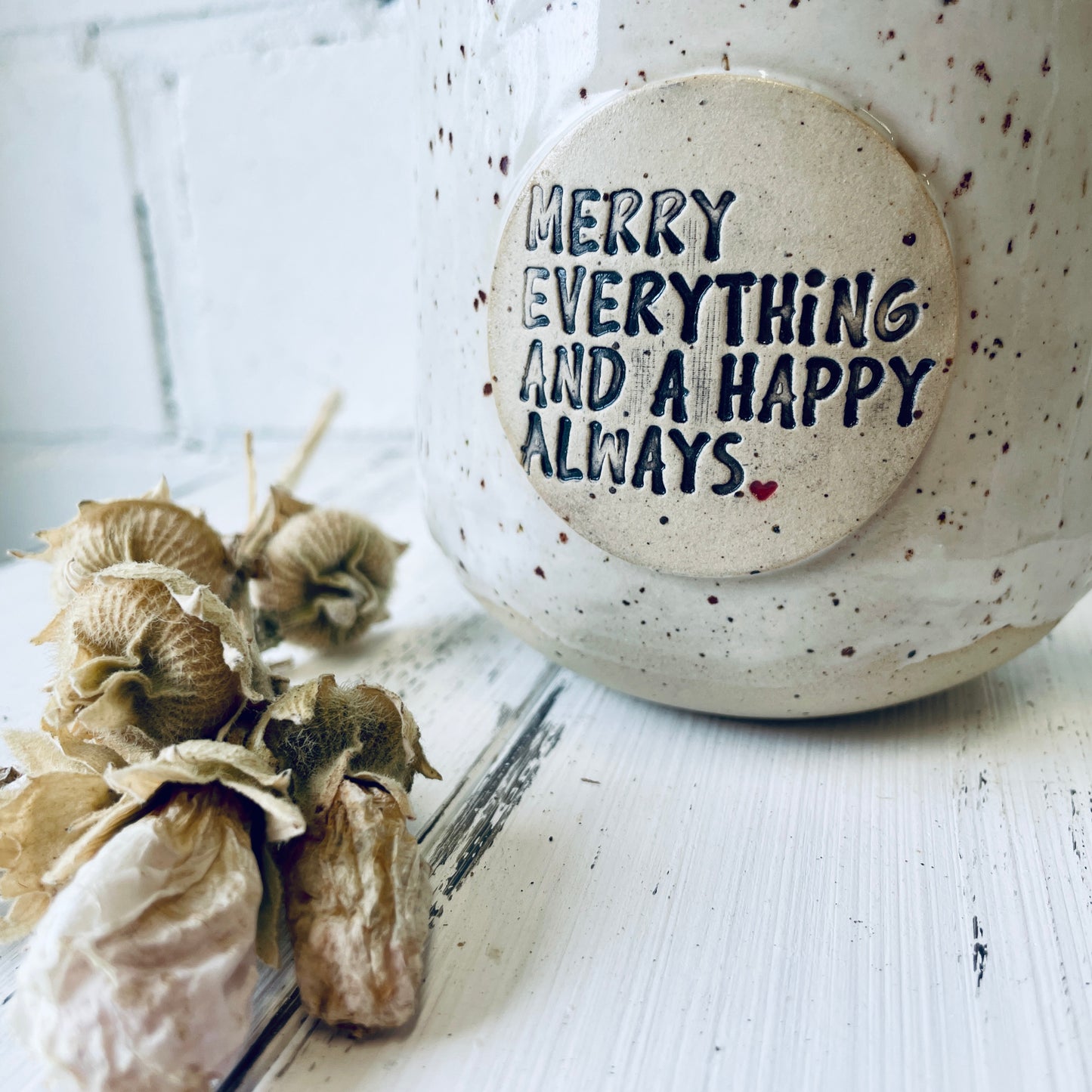 Sprücheklopfer-Tasse mit rundem Boden, Becher mit Spruch, Steinzeugtasse, Tasse mit Spruch „merry everything and a happy always“, weiß, Weihnachtsedition