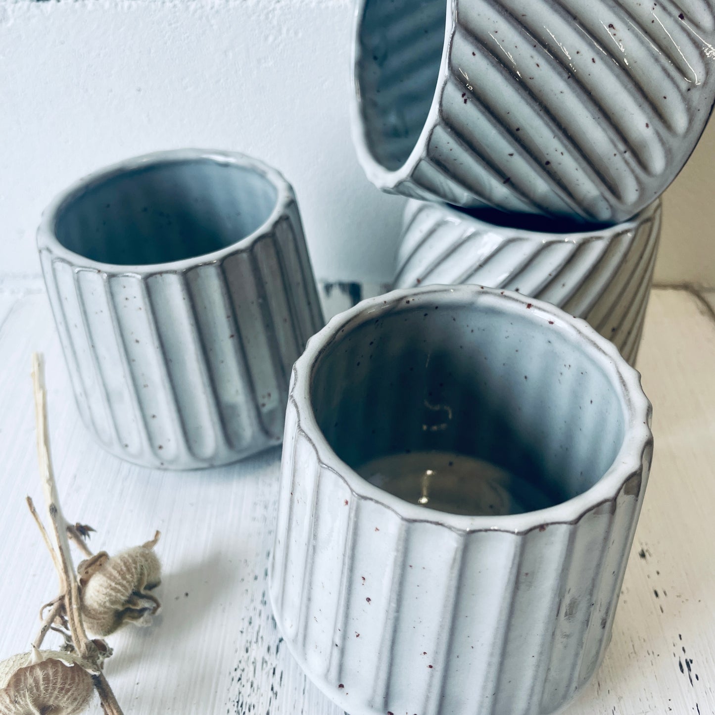 Becher gerillt – handgemacht aus Steinzeug (ca. 250 ml)