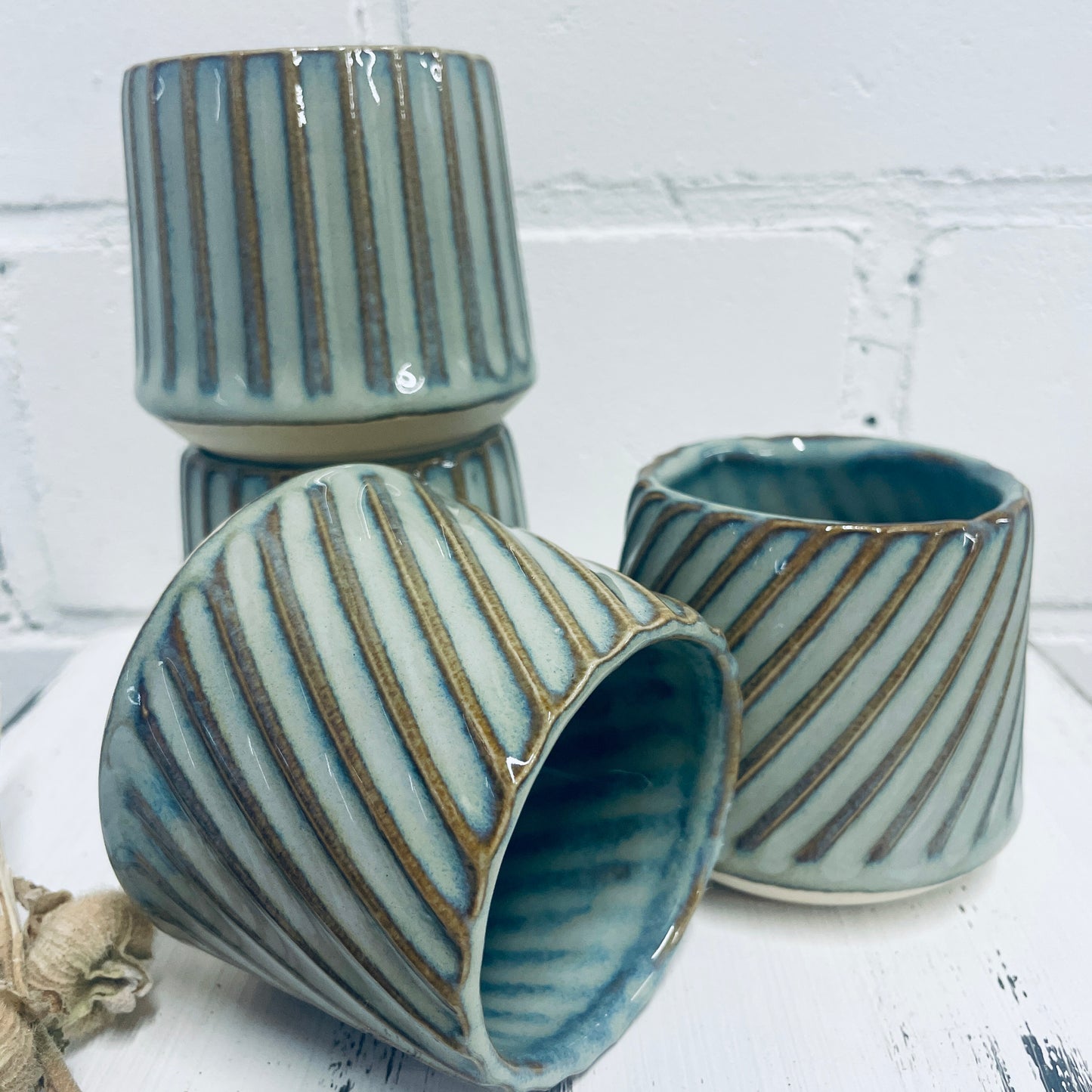 Becher gerillt – handgemacht aus Steinzeug (ca. 250 ml)