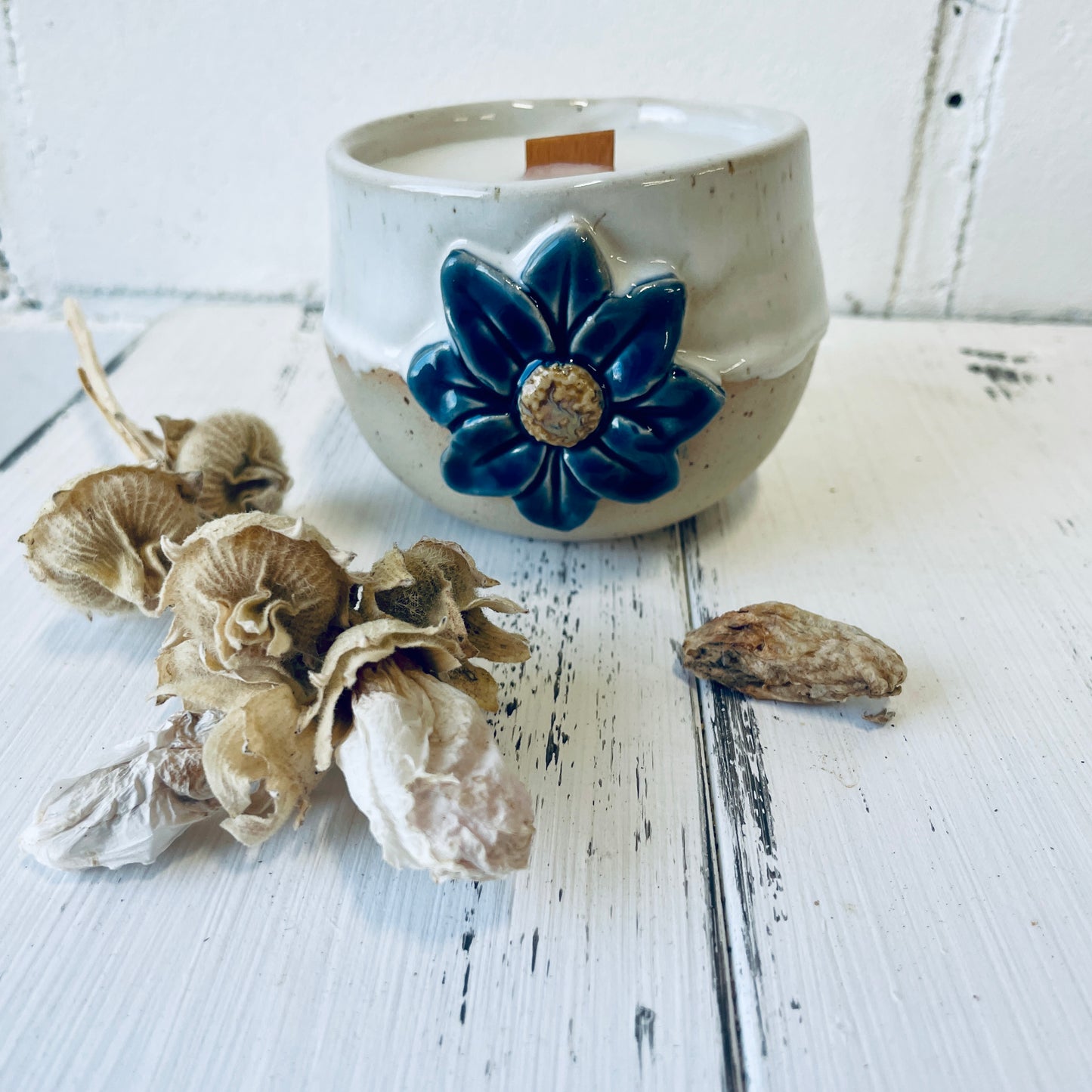 Handgemachte Kerze in Keramiktasse mit Blüten-Relief, Steinzeugkeramik, Bienenwachskerze