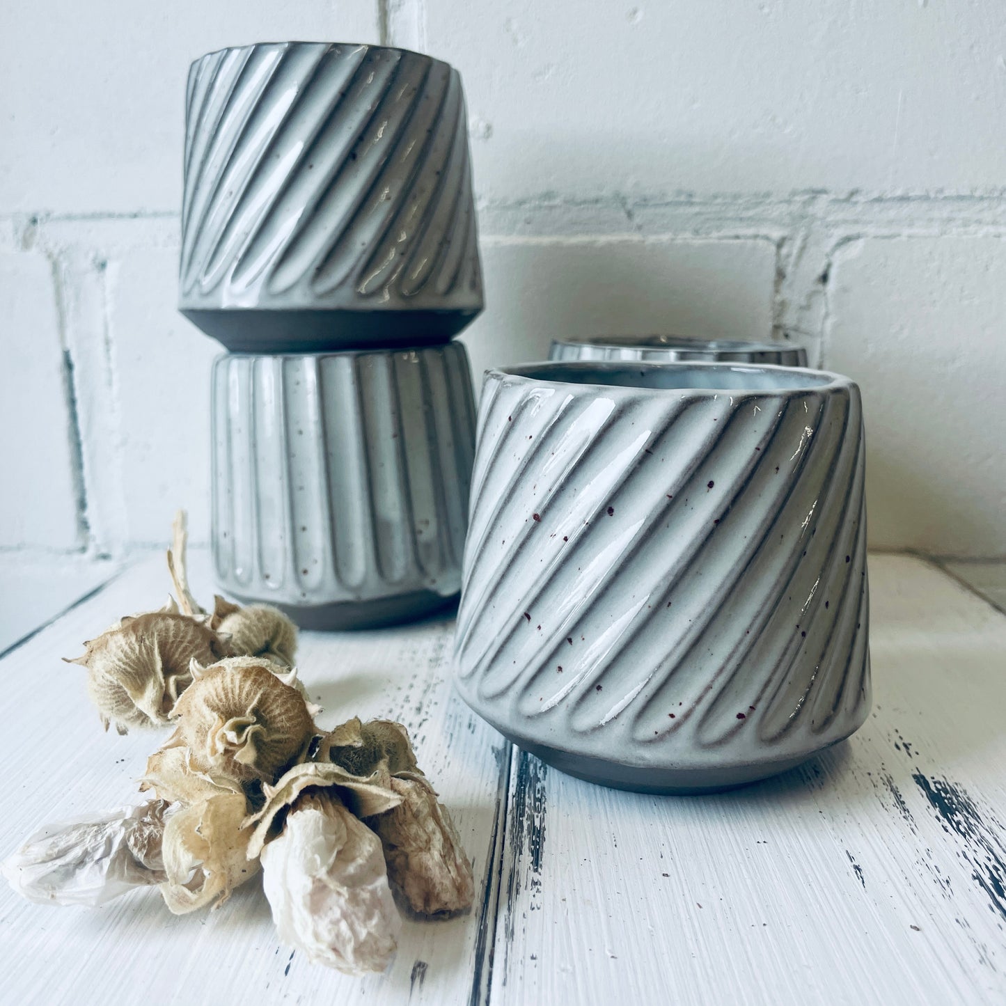 Becher gerillt – handgemacht aus Steinzeug (ca. 250 ml)