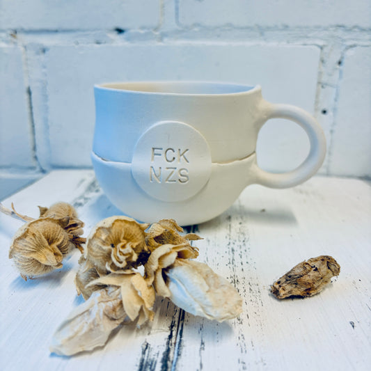 Becher mit Sprechblase "FCK NZS" – Rohling zum Keramikmalen, Ton mit Spots
