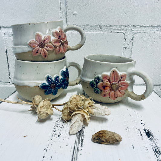 Handgemachte Keramiktasse mit Blüten | Unikat | KeramikSuse