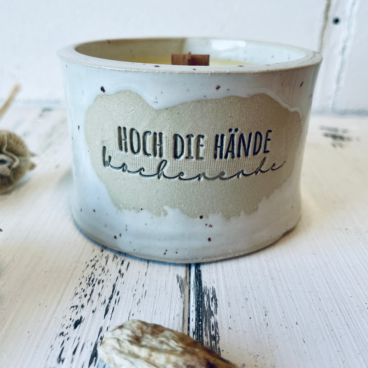 Keramik-Kerze mit Spruch – „hoch die Hände Wochenende “