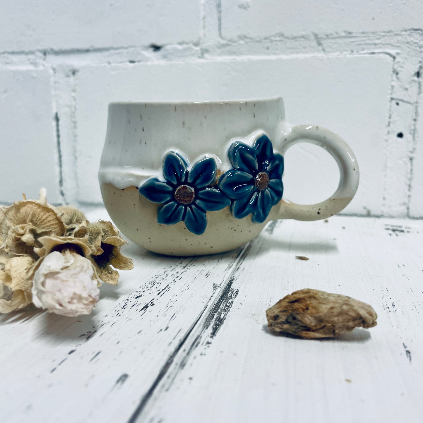 Handgemachte Keramiktasse mit Blüten | Unikat | KeramikSuse