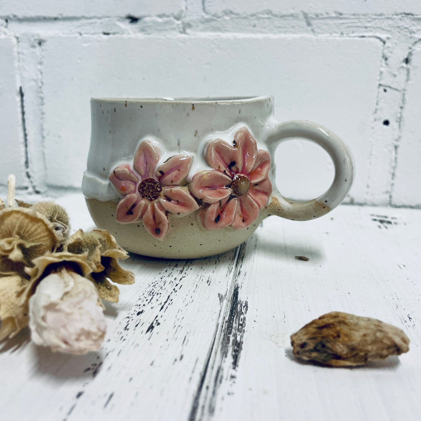 Handgemachte Keramiktasse mit Blüten | Unikat | KeramikSuse
