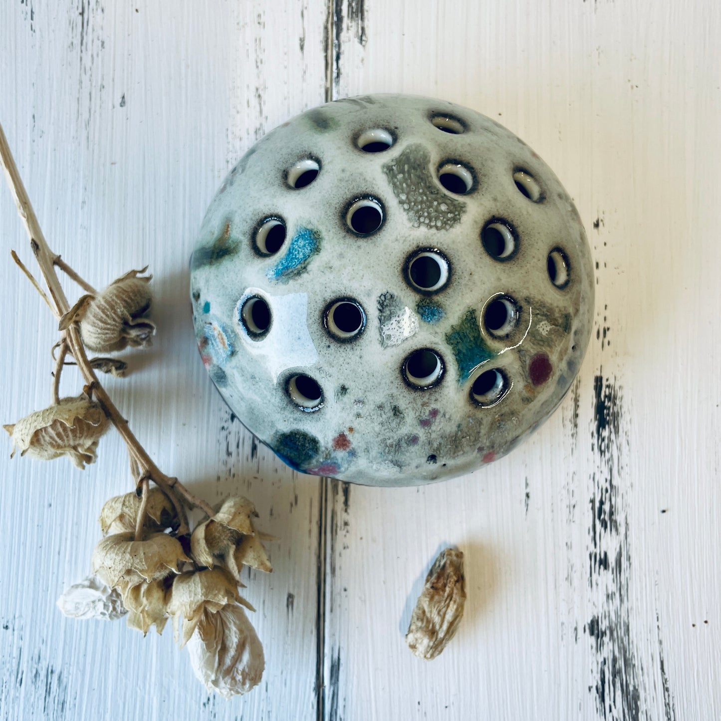Handgemachte Kugelvase aus Keramik - kleine halbrunde Vase für Gartenblumen