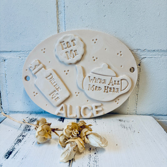 Großes Türschild „Alice im Wunderland“ Rohling oval – zum Bemalen | 20 cm × 15,5 cm